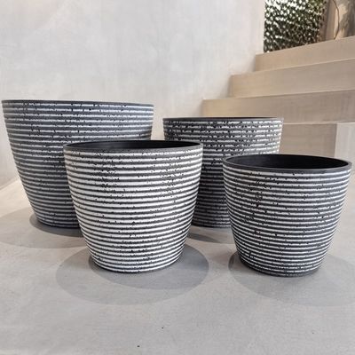 Buy Outdoor Tree Plastic Flower Pots with Drainage Holes online manufacture